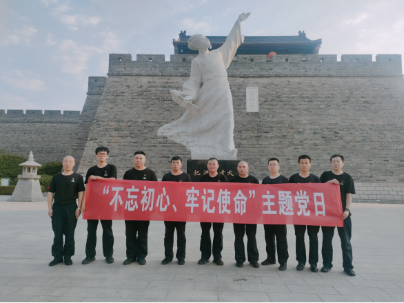 諸城守押大隊黨支部超然臺黨性教育基地開展“不忘初心、牢記使命”現(xiàn)場教學活動405.png